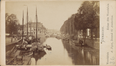860084 Gezicht over de Stadsbuitengracht, vanaf de Zandbrug te Utrecht, met rechts de Bemuurde Weerd O.Z., links de ...
